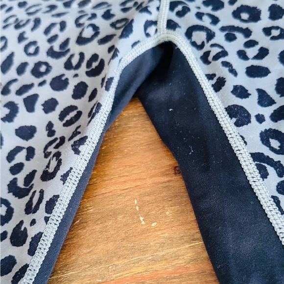 Stylish Gray Leopard Print Leggings - Picture 6 of 10